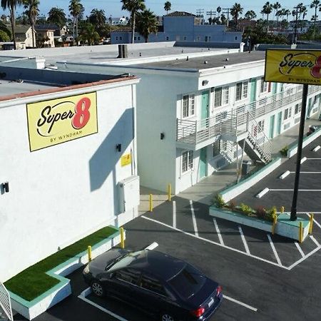 ホテル Super 8 By Wyndham Oceanside Downtown エクステリア 写真