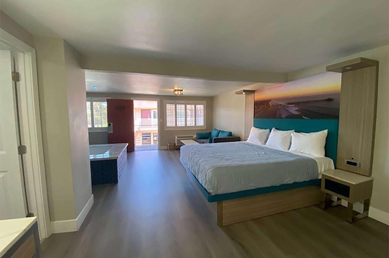 ホテル Super 8 By Wyndham Oceanside Downtown エクステリア 写真