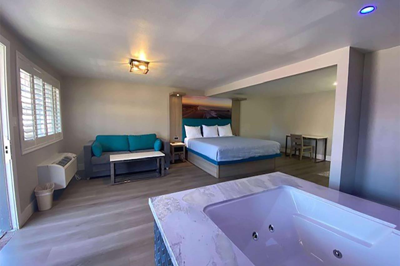 ホテル Super 8 By Wyndham Oceanside Downtown エクステリア 写真
