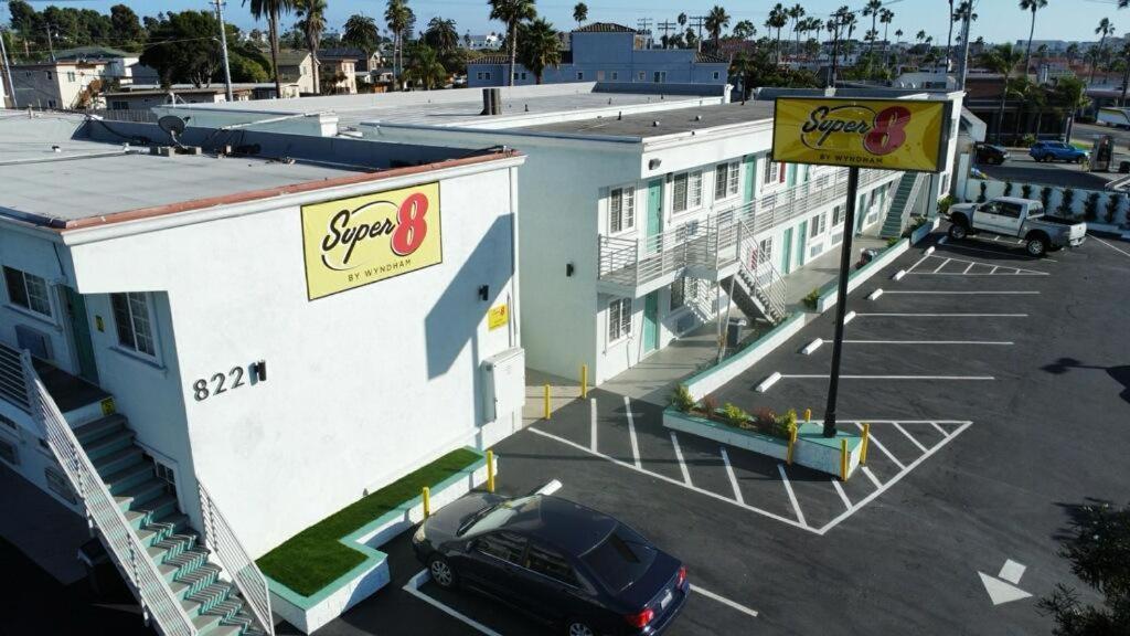 ホテル Super 8 By Wyndham Oceanside Downtown エクステリア 写真