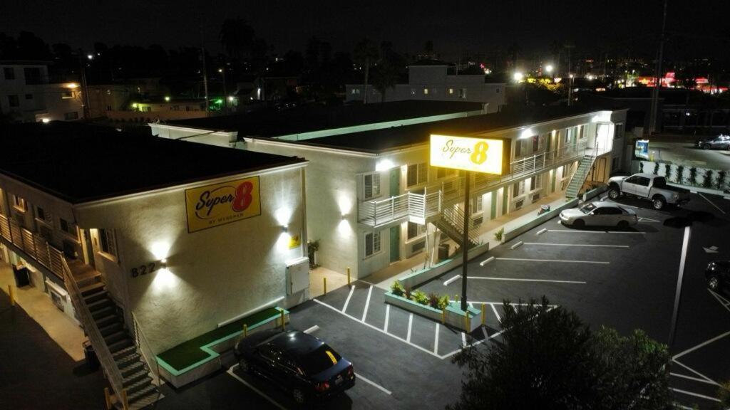 ホテル Super 8 By Wyndham Oceanside Downtown エクステリア 写真