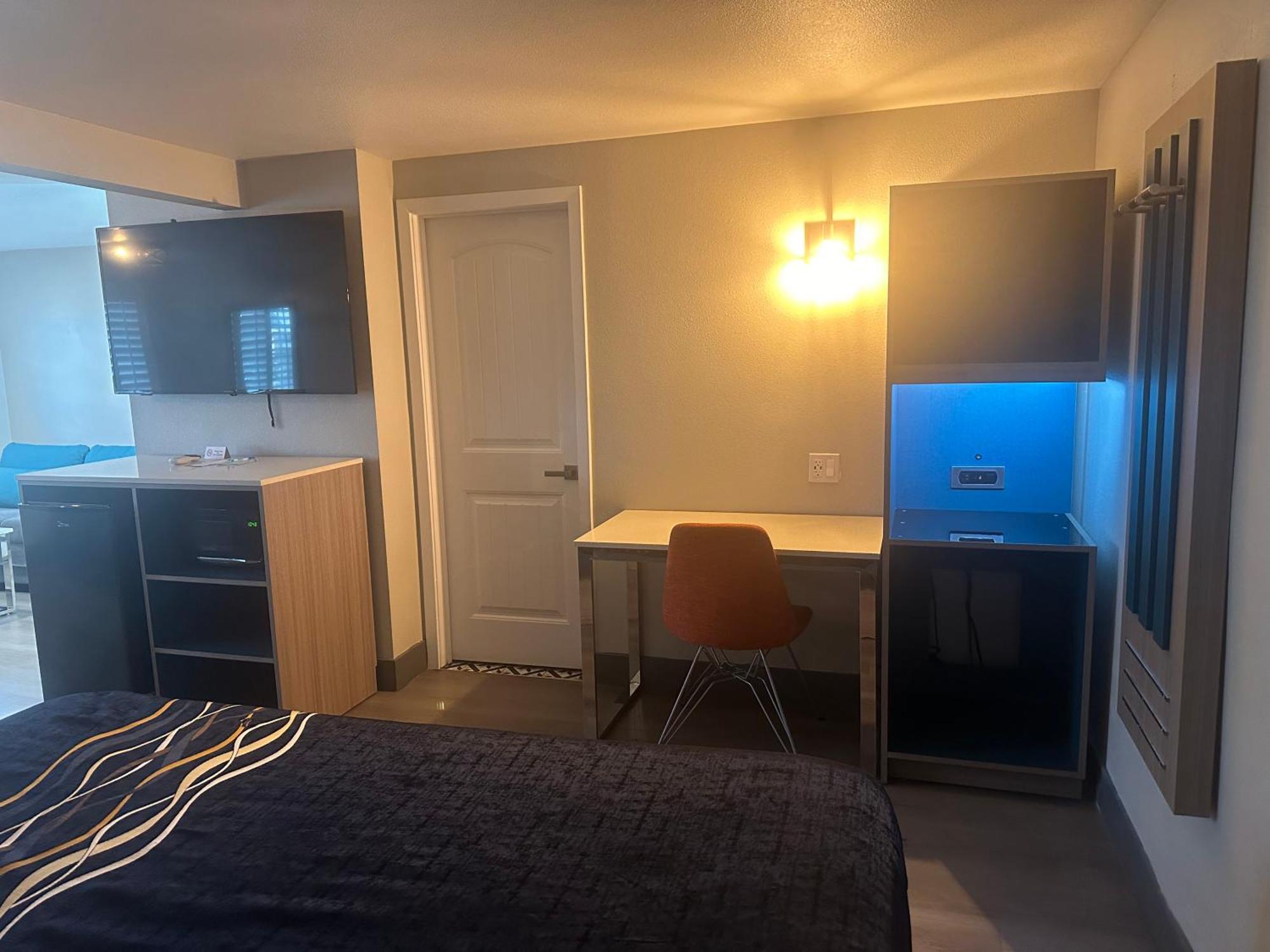 ホテル Super 8 By Wyndham Oceanside Downtown エクステリア 写真
