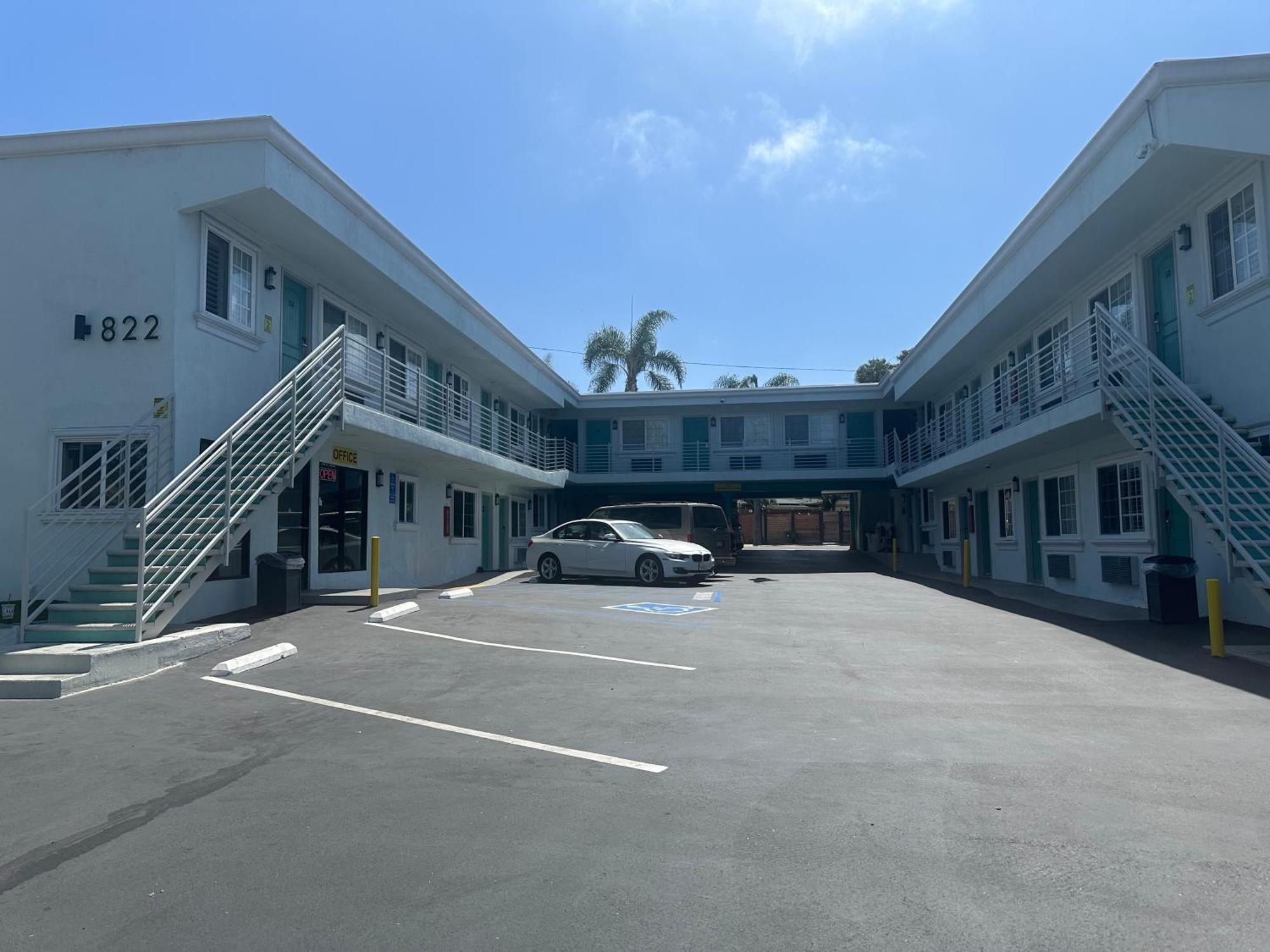 ホテル Super 8 By Wyndham Oceanside Downtown エクステリア 写真