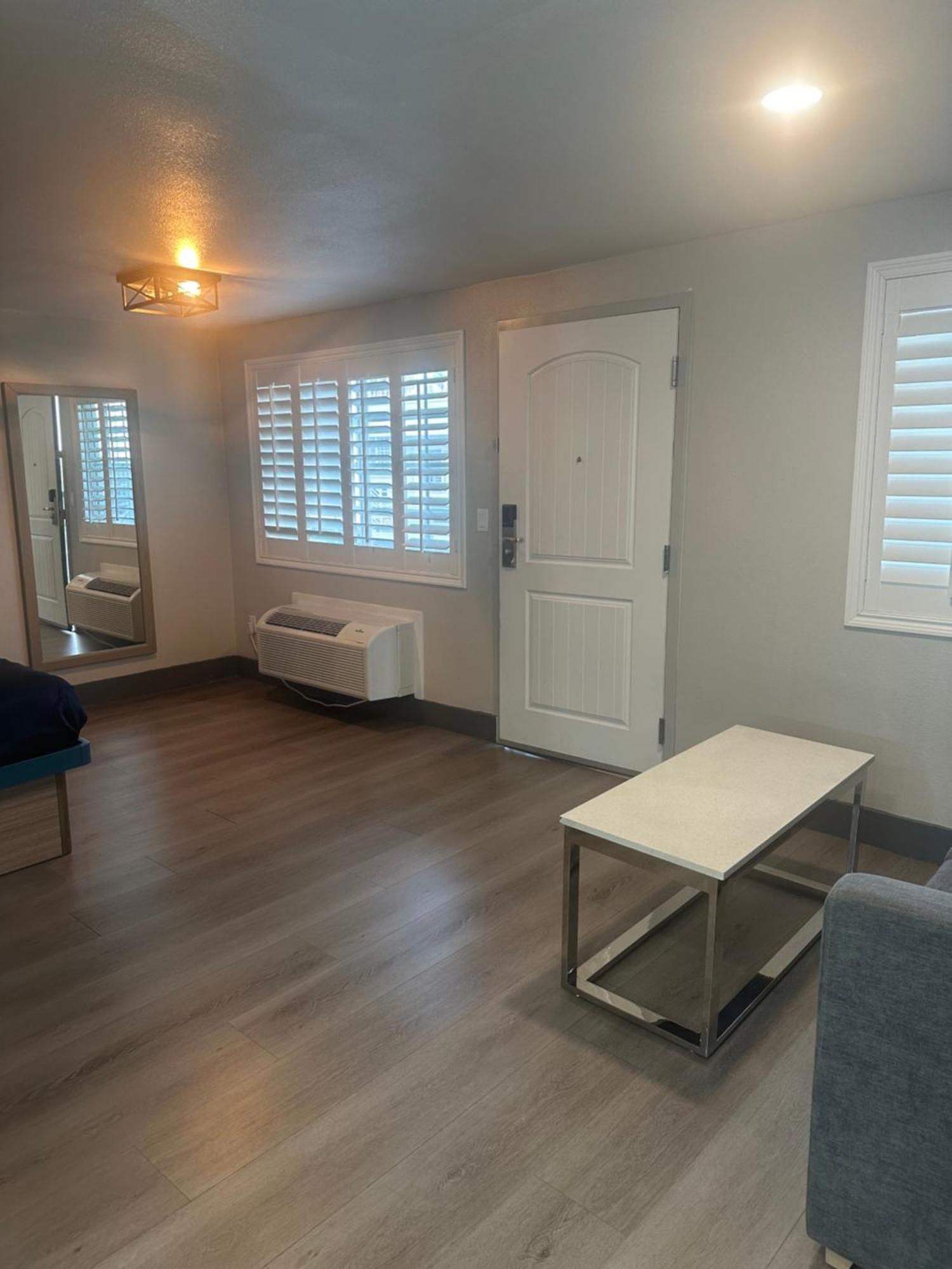 ホテル Super 8 By Wyndham Oceanside Downtown エクステリア 写真