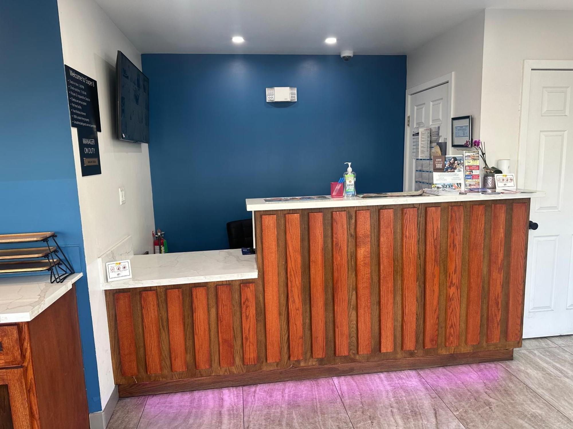 ホテル Super 8 By Wyndham Oceanside Downtown エクステリア 写真