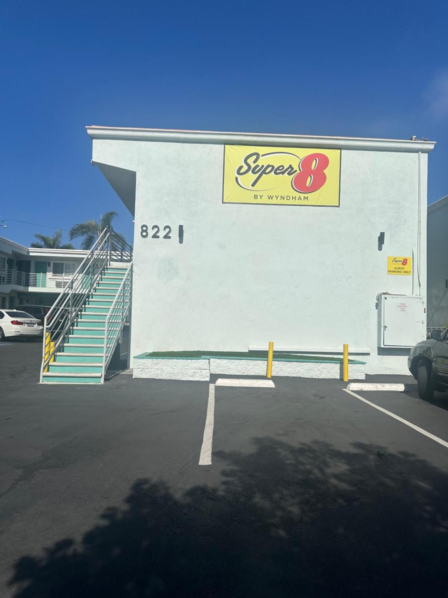 ホテル Super 8 By Wyndham Oceanside Downtown エクステリア 写真
