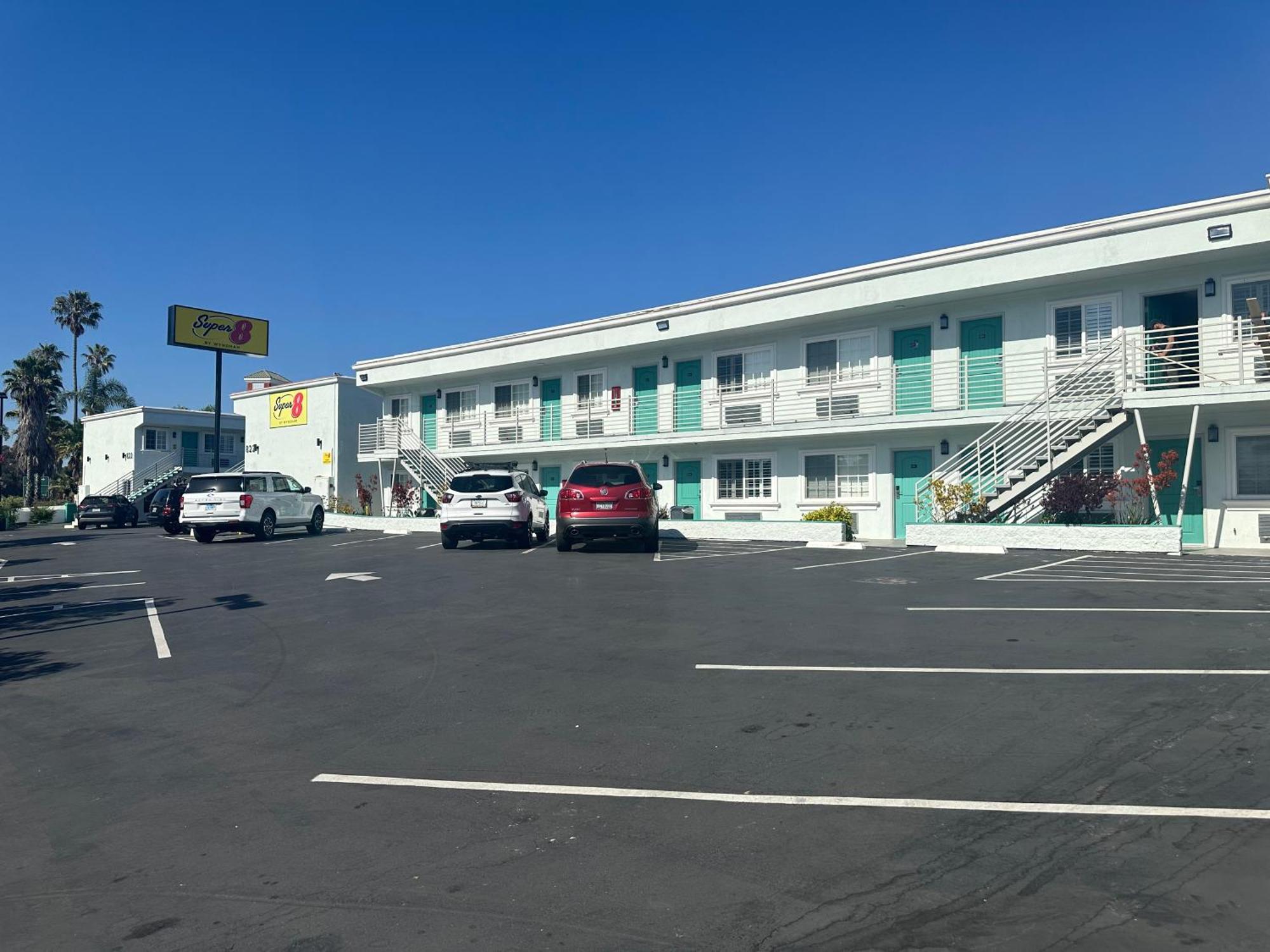 ホテル Super 8 By Wyndham Oceanside Downtown エクステリア 写真