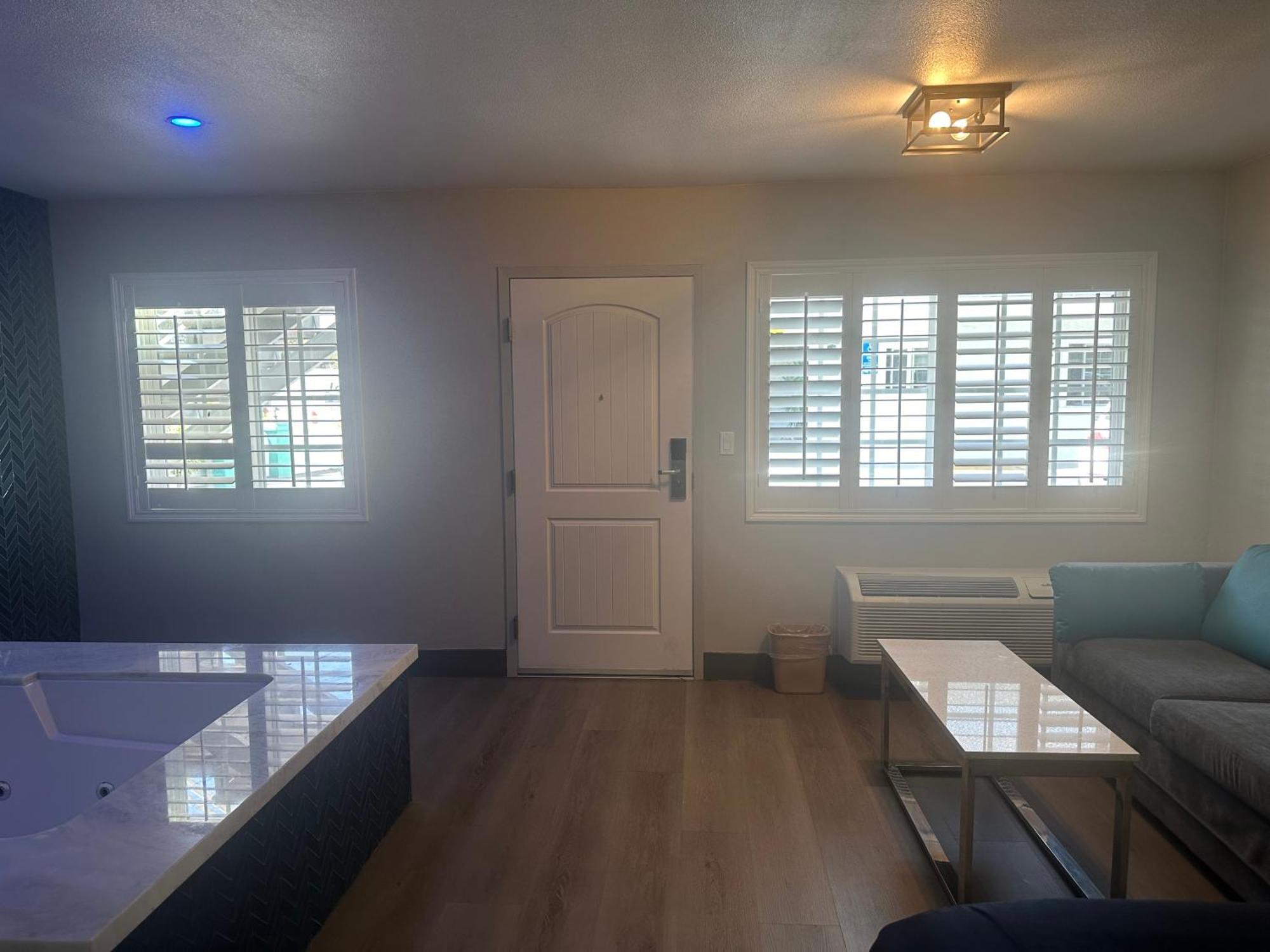 ホテル Super 8 By Wyndham Oceanside Downtown エクステリア 写真