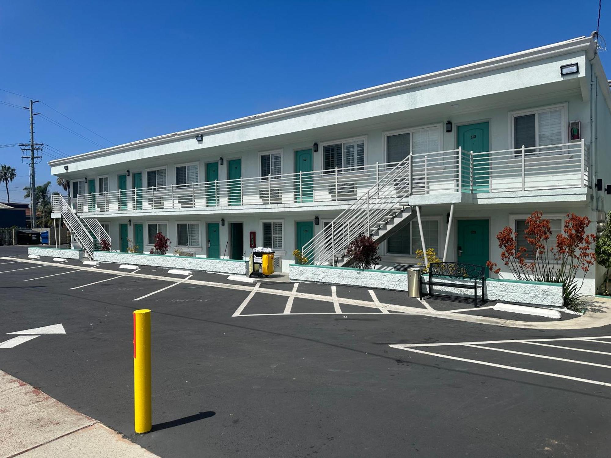 ホテル Super 8 By Wyndham Oceanside Downtown エクステリア 写真