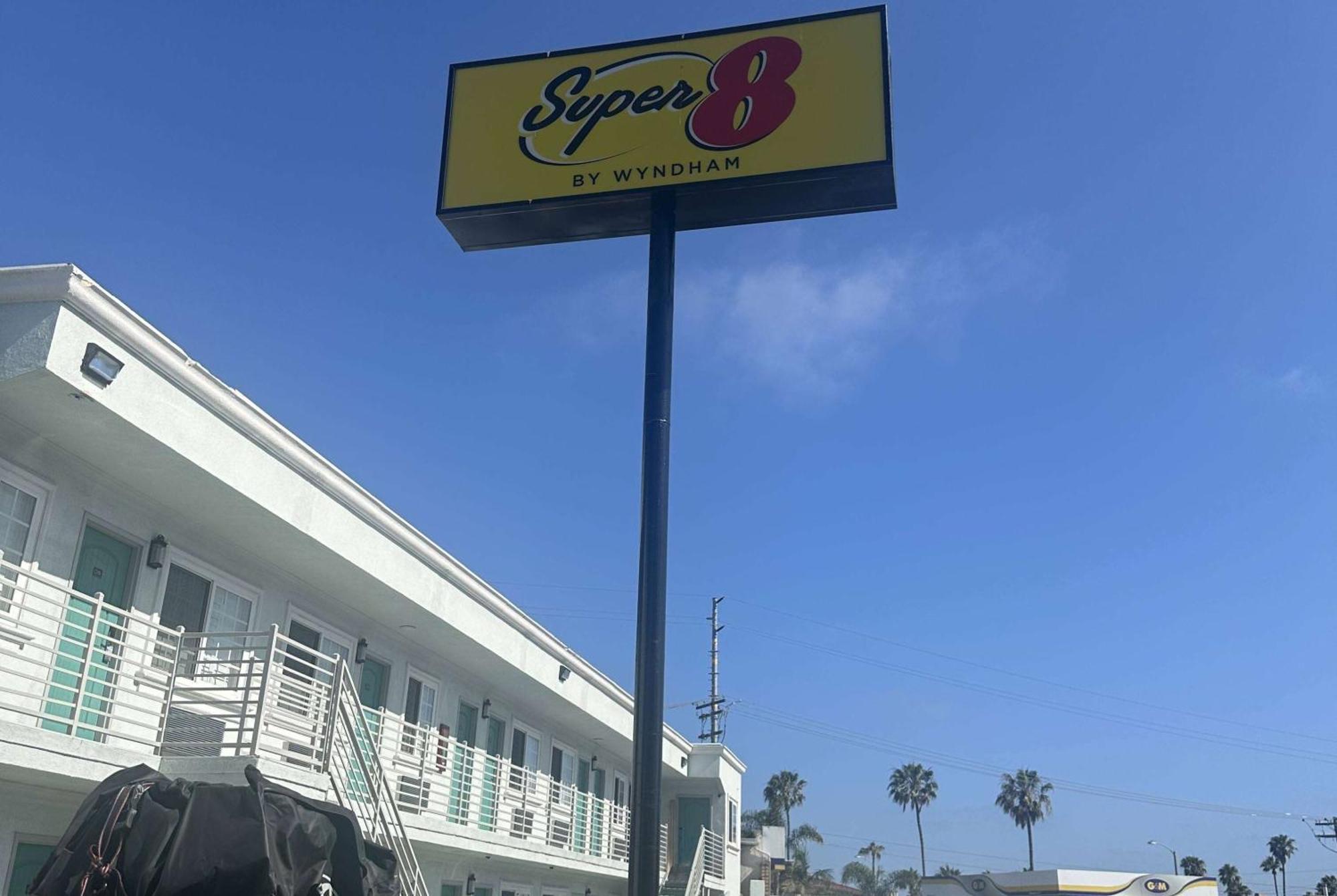 ホテル Super 8 By Wyndham Oceanside Downtown エクステリア 写真