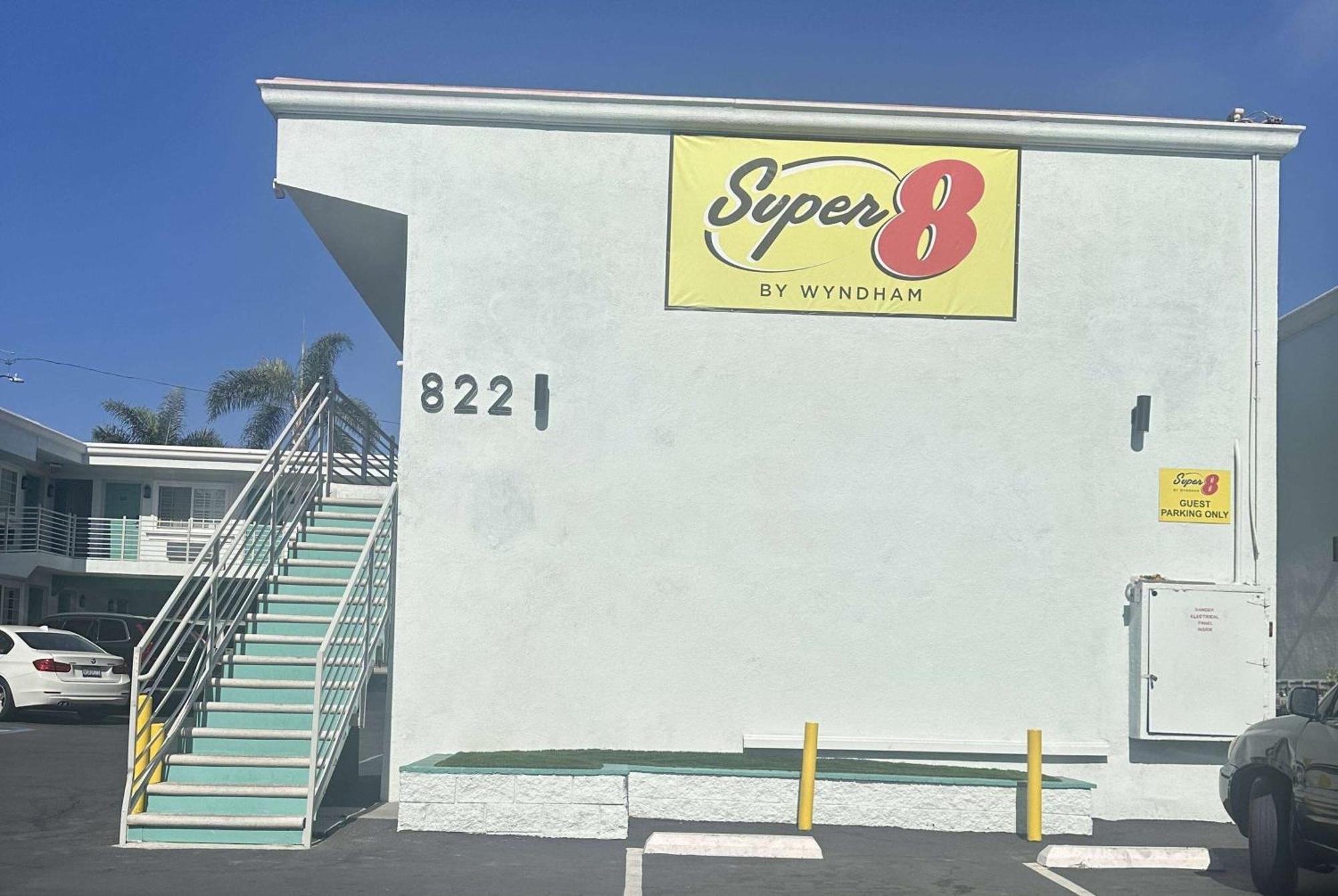 ホテル Super 8 By Wyndham Oceanside Downtown エクステリア 写真