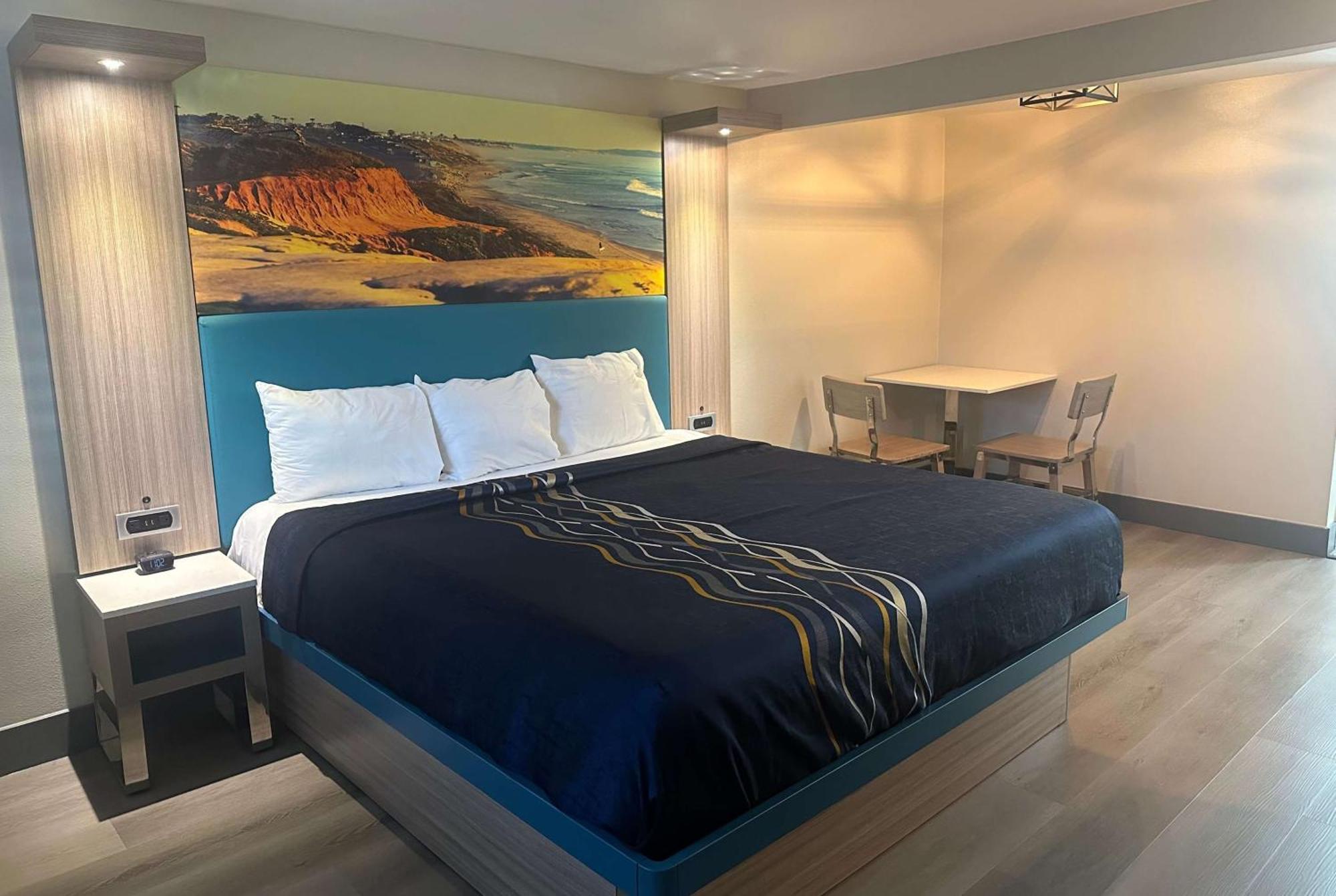 ホテル Super 8 By Wyndham Oceanside Downtown エクステリア 写真