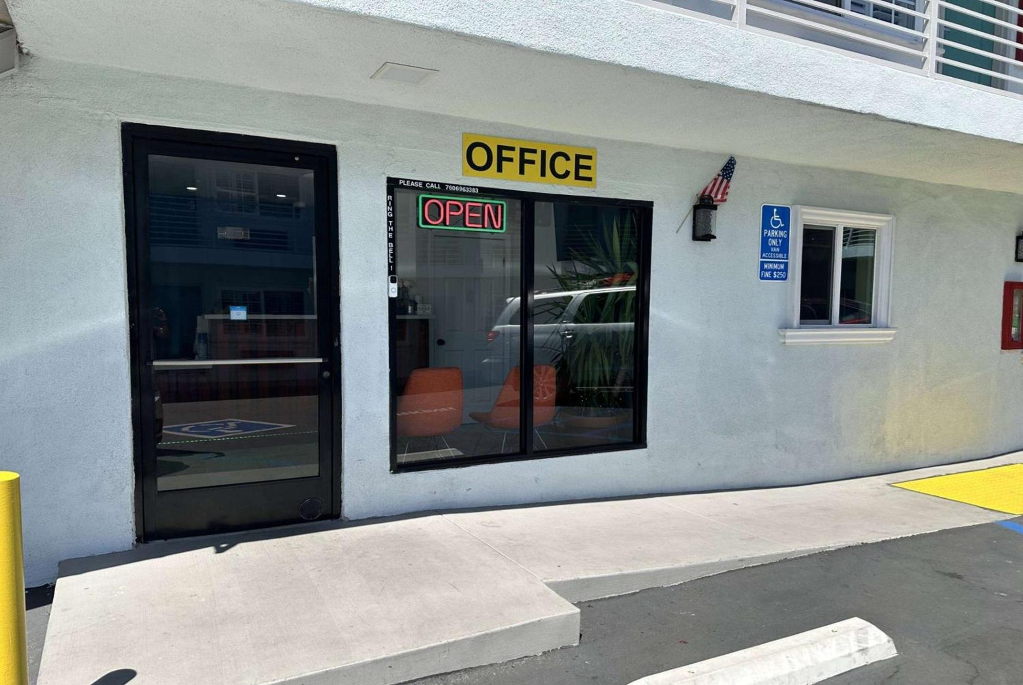 ホテル Super 8 By Wyndham Oceanside Downtown エクステリア 写真