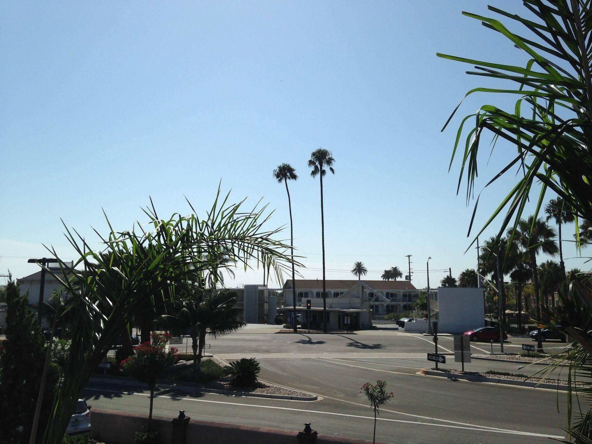 ホテル Super 8 By Wyndham Oceanside Downtown エクステリア 写真